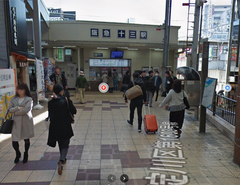 ①阪急「十三」駅西改札口を出てスグ左